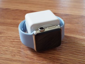 ZENS, Powerbank Berbentuk Kubus Mungil Untuk Apple Watch