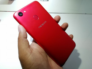 Oppo-F5-Red-Belakang