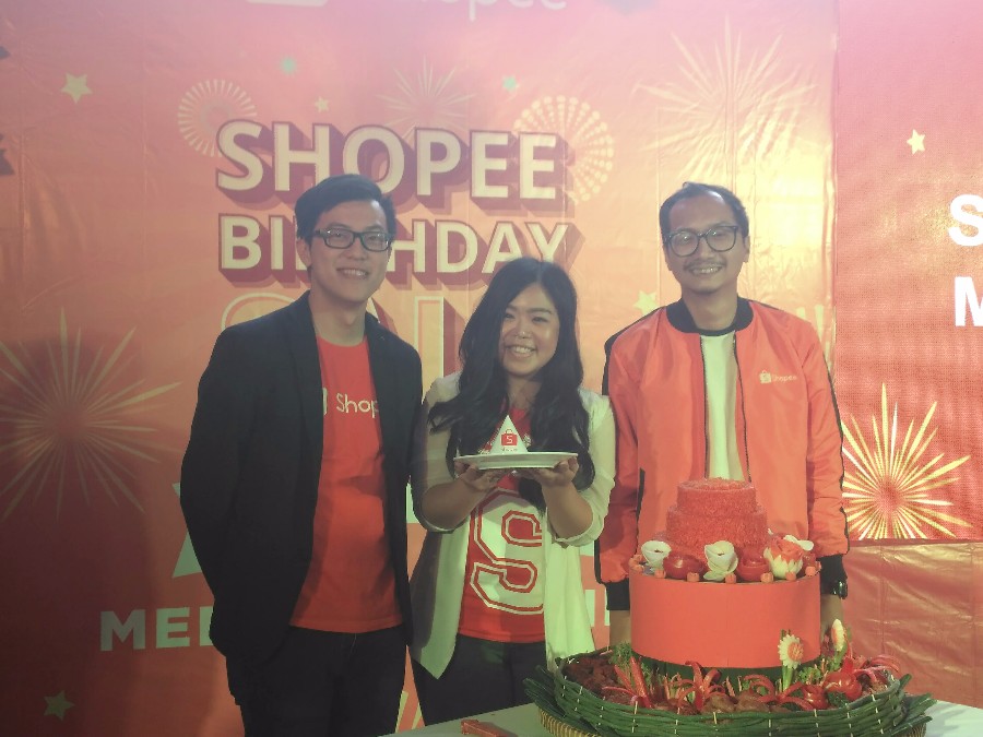 Head of Marketing Shopee Indonesia Handika Jahja bersama tim Shopee / DailySocial