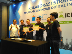 Rudiantara, Kusumo Martanto, George Hendrata, Andre Soelistyo, Nadiem Makarim dan Kevin Aluwi saat peresmian kerja sama dan pemberian investasi GDN kepada Go-Jek