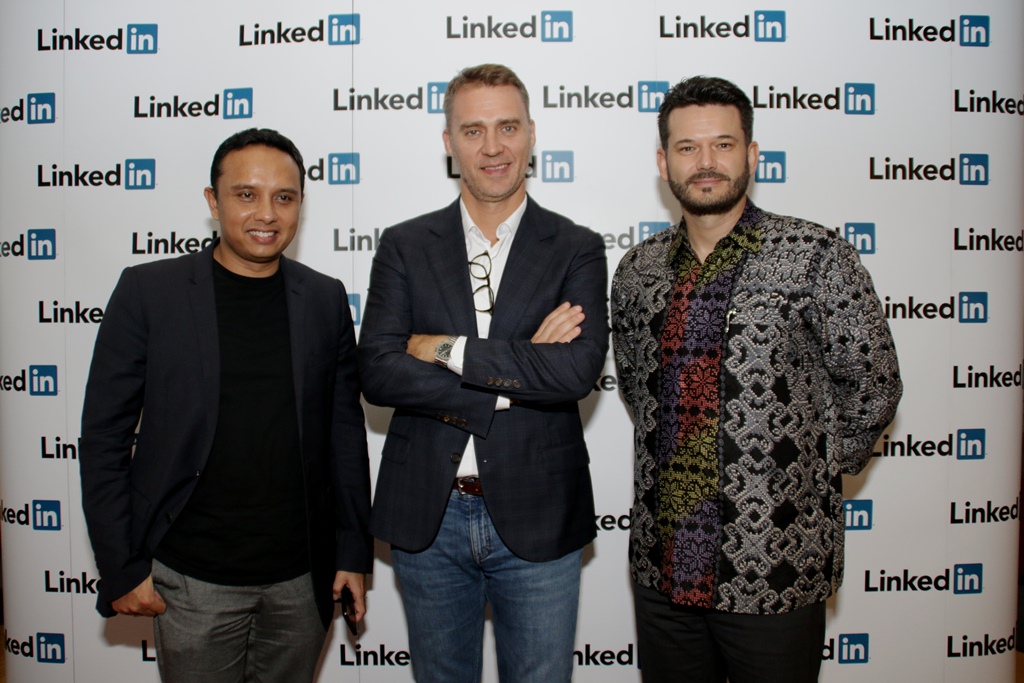 (ki-ka) Ongki Kurniawan (Managing Director GrabPay Indonesia), Olivier Legrand (Managing Director, APAC, LinkedIn), Jaroslav Gaisler (CEO PT Home Credit Indonesia) / LinkedIn