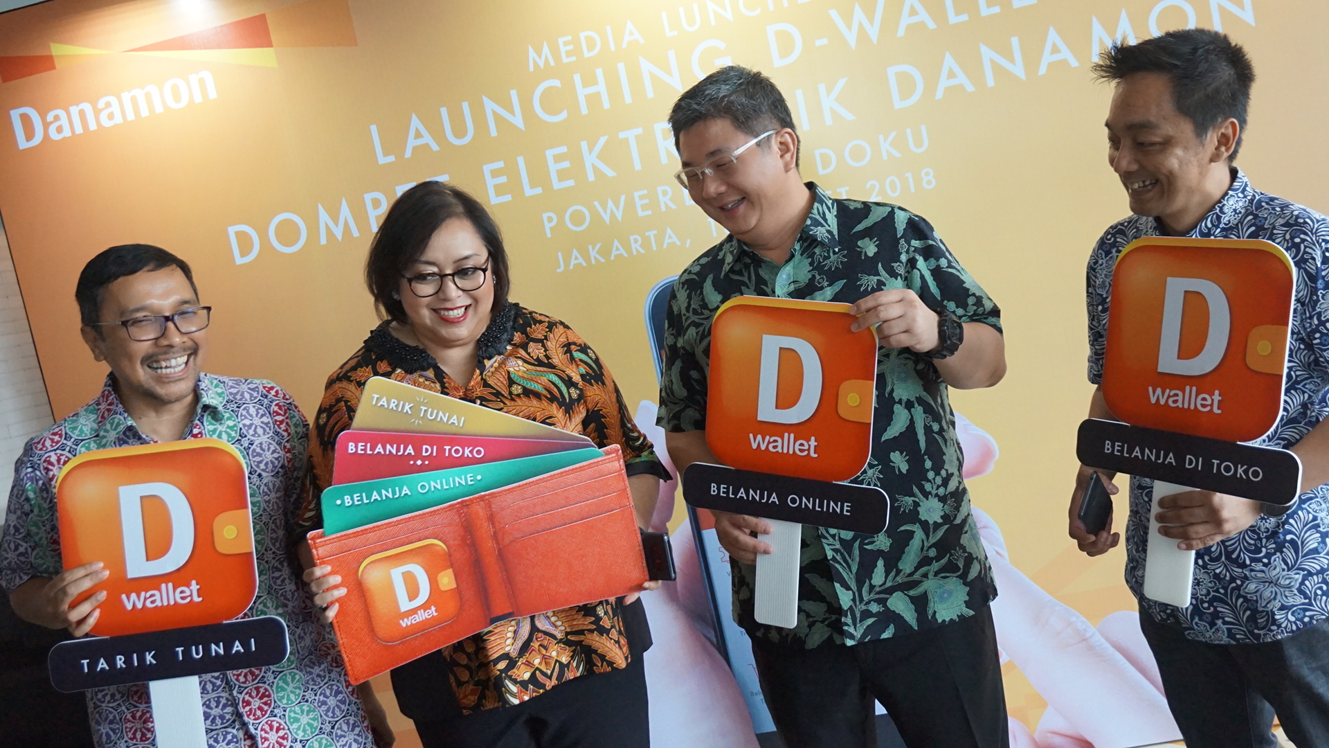 (ki-ka) Consumer Lending and E-Channel Head Bank Danamon Djamin Nainggolan, Direktur SME, Consumer Banking, dan Branch Network Bank Danamon Michellina Triwardhany, CEO Doku Thong Sannelius, dan SVP of Consumer Product Doku Ricky Richmond saat peluncuran aplikasi D-Wallet / DailySocial