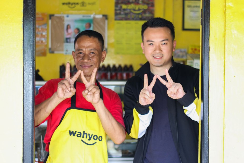 Founder dan CEO Wahyoo Peter Shearer bersama pemilik warung makan / Wahyoo