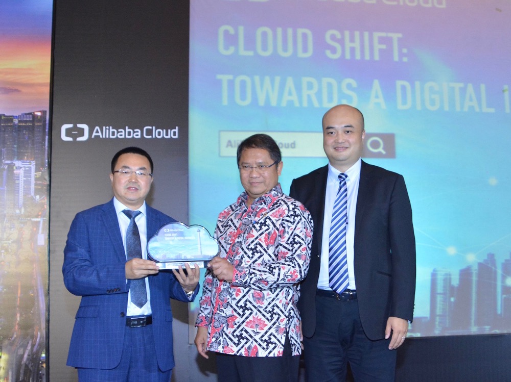 Alex Li dan Raymond Ma (Alibaba Cloud) bersama Menkominfo Rudiantara / Alibaba