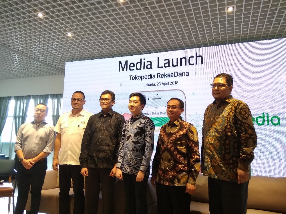 Ady F Pangerang (Bareksa), William Tanuwijaya(Tokopedia), Sujanti (OJK) with all participants in the grand launching / DailySocial