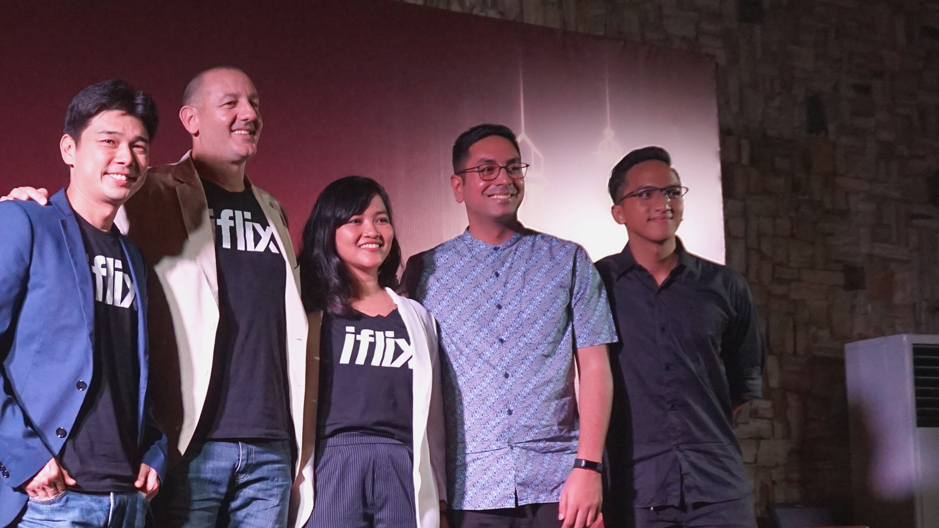 (ki-ka) Jason Monteiro - Commercial Director, iflix; Matthew Collier - Country Manager, iflix Indonesia; Tiara Sugiyono - Head of Marketing, iflix Indonesia; Reza Servia - Creative Producer, Starvision Plus; Ge Pamungkas - Aktor/Pelawak, Susah Sinyal / DailySocial