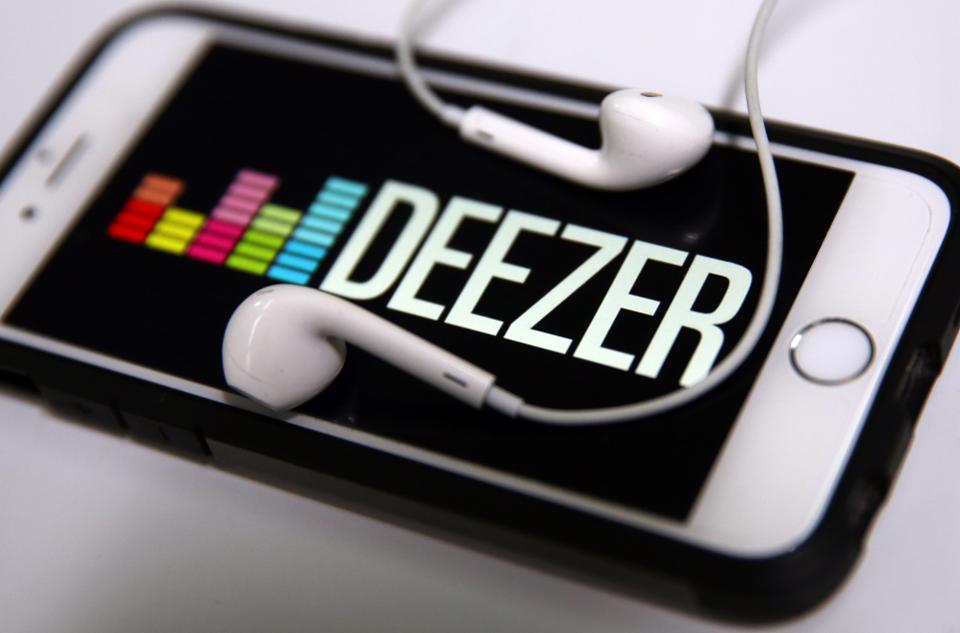 Aplikasi Deezer di perangkat iOS / Deezer