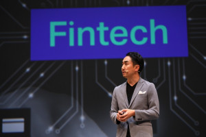 Takeshi Idezawa, Representative Director dan CEO LINE Corporation, memperkenalkan rangkaian layanan Fintech dari LINE / LINE