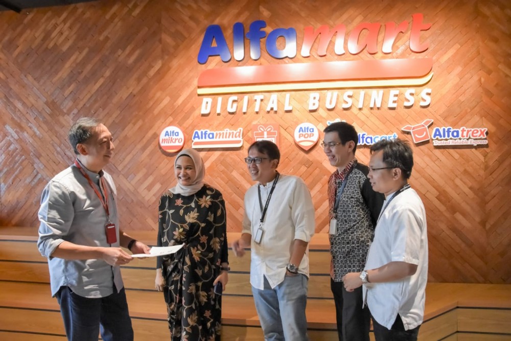 Direktur Alfacart Bambang Setiawan Djojo dan tim manajemen / Alfacart