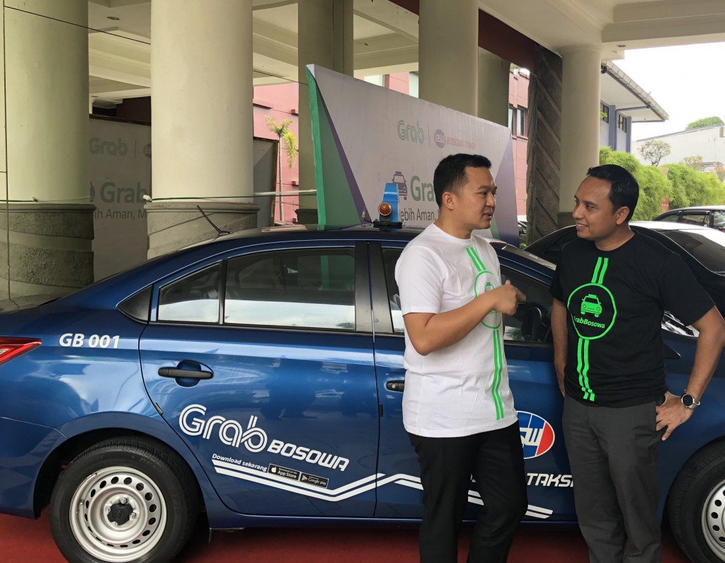 (ki-ka) Executive Director Grab Indonesia Ongki Kurniawan berbincang bersama CEO Bosowa Automotive Group Subhan Aksa / Grab