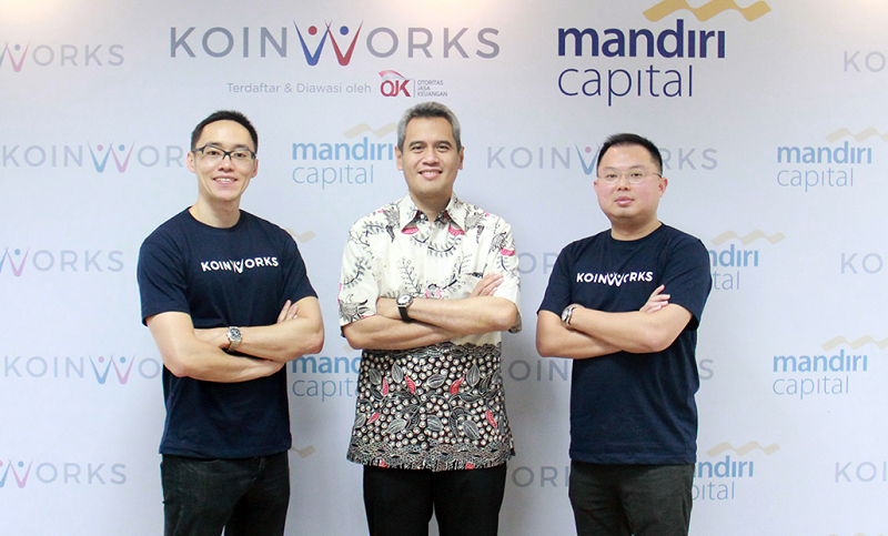 KoinWork's Co-Founders (left and right) with MCI's CEO (middle) / KoinWorks