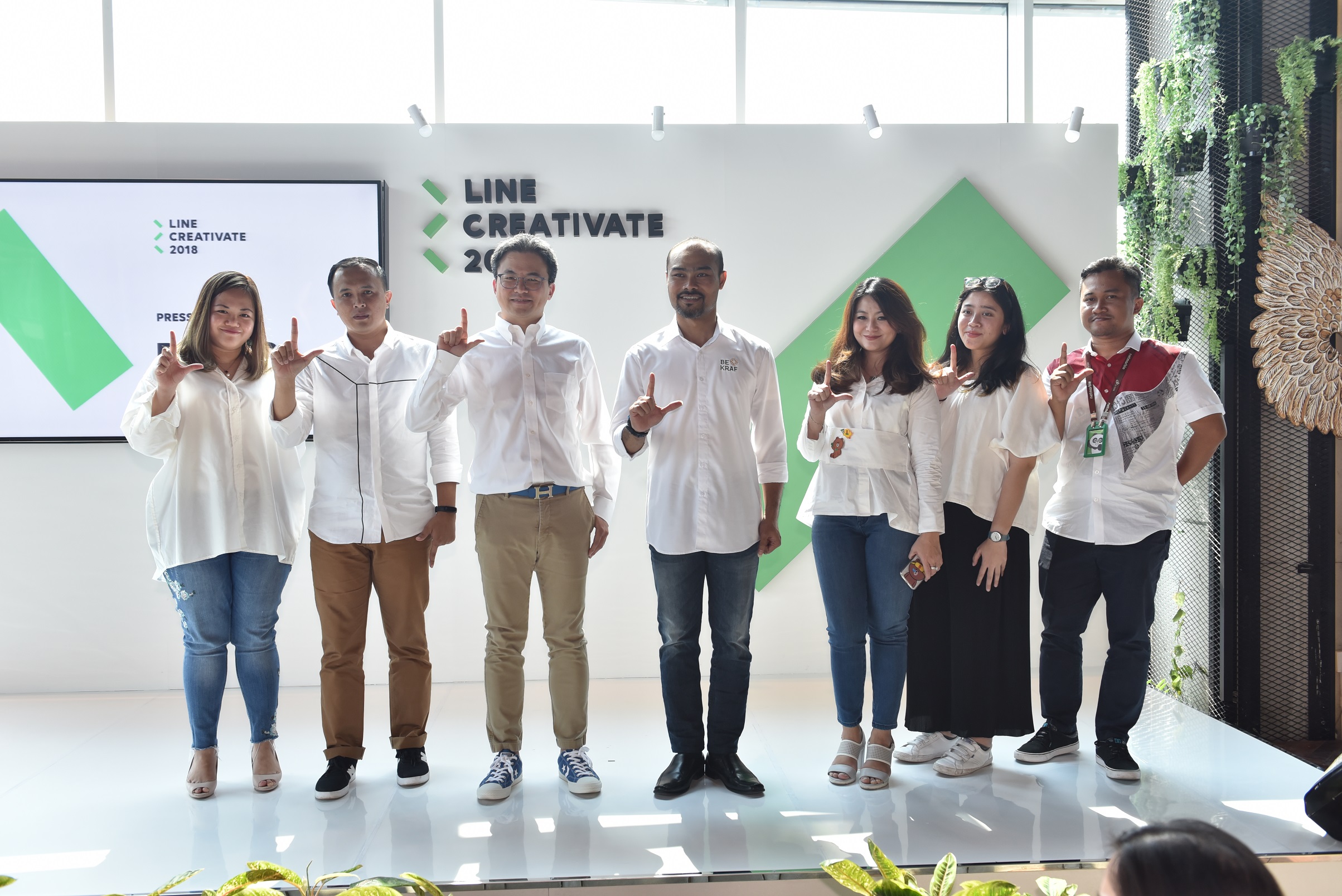 Tim LINE Indonesia dan Bekraf dalam peresmian kompetisi LINE Creativate 2018 / LINE Indonesia