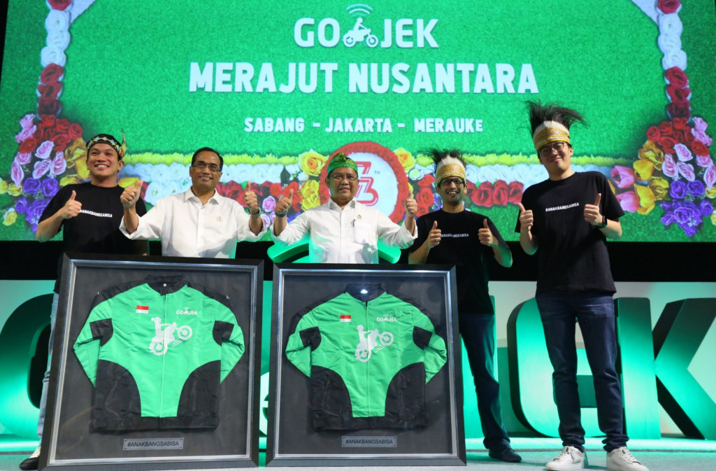 Go-Jek's launching in Merauke is attended by Budi Karya (Minister of Transportation) and Rudiantara (Minister of Communication and Information) / Go-Jek