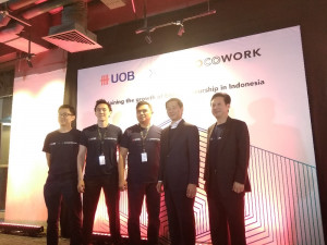 Kevin Lam, Pardi Kendy (UOB Indonesia) dan tim COCOWORK / DailySocial