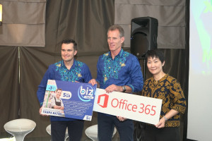 Kirill Mankovski, Allan Bonke (XL Axiata), dan Mulia Dewi Karnadi (Microsoft Indonesia) / XL Axiata