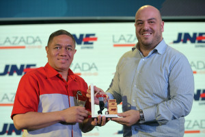 JNE's President Director Mohamad Feriadi & Lazada Indonesia's CEO Alessandro Piscini / Lazada