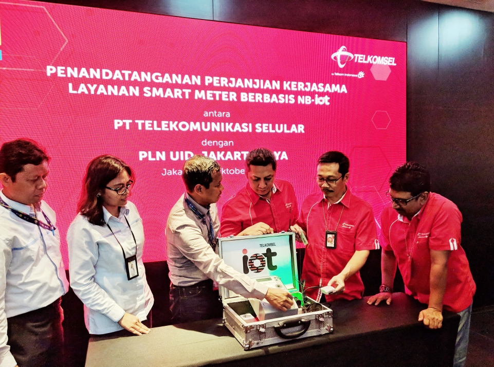 PLN Disjaya memanfaatkan teknologi narrow band Internet of Things (NB-IoT) yang dikembangkan Telkomsel untuk sistem smart meter di jaringan listrik