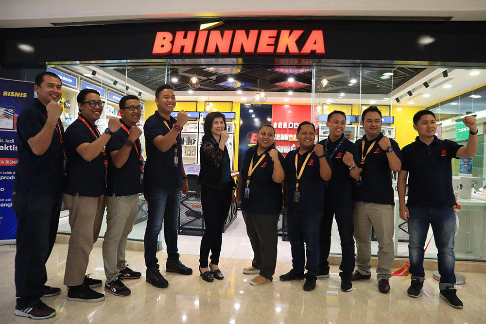 Situs e-commerce Bhinneka berencana tambah lebih dari lima gerai sampai tahun depan di luar Jakarta seiring upaya mengimplementasikan strategi omnichannel