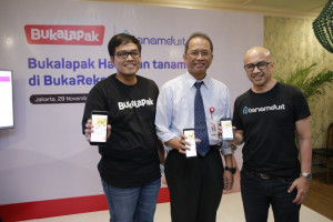 KI-Ka: Destya Danang Pradityo (Head of Payment & Financial Services Bukalapak), Halim Haryono (Deputi Direktur Pengelolaan Investasi OJK), Muhammad Hanif (Direktur Pengembangan Bisnis tanamduit) menunjukkan fitur Tanamduit di aplikasi Bukalapak