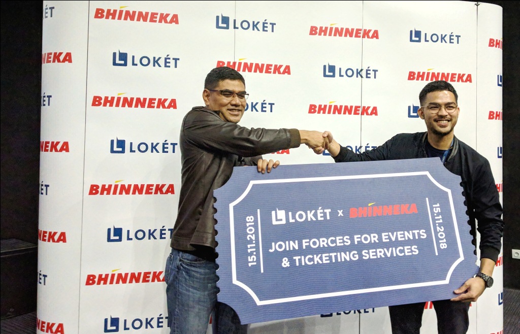 Bhinneka's VP Services Ferryzal Zulkarnain with Loket's VP Customer Solution Rama Adrian / DailySocial