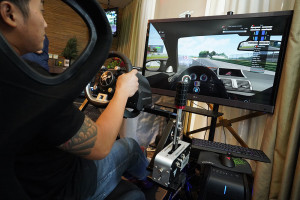 jajaran-steering-wheel-dan-joystick-thrustmaster-kini-tersedia-di-indonesia-1