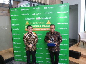 Tokopedia's Co-Founder & Vice Chairman, Leontinus Alpha Edison and PT Pegadaian's Director of Marketing & Product Development, Harianto Widodo at Tokopedia Emas launching