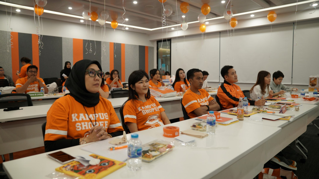 The participants of Shopee Goes to Thailand when in discussion / Shopee