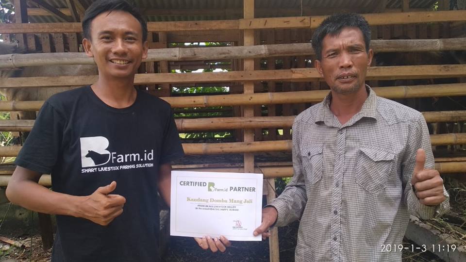 Bfarm's CEO, Fajar Fachruddin with one of the farmers / Bfarm