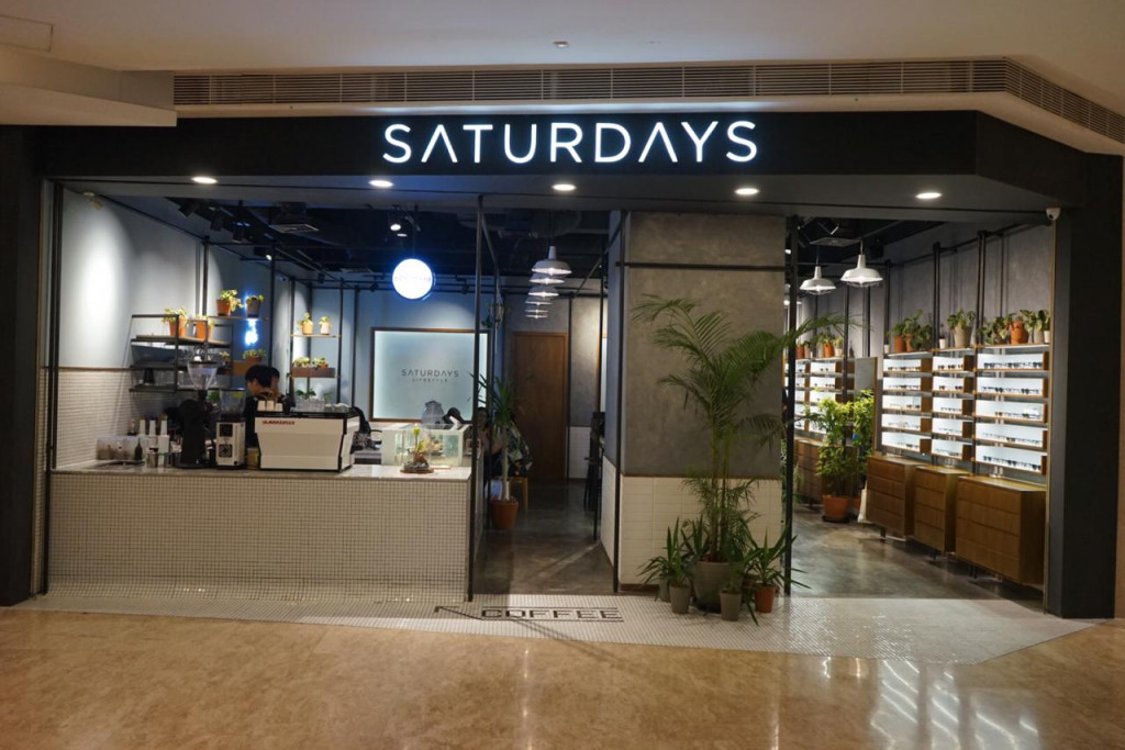 Saturdays menawarkan kacamata yang dijual secara direct to consumer melalui integrasi toko online dan offline