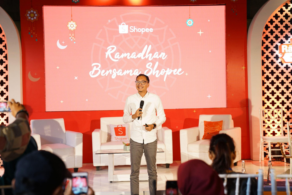 Shopee kini menjual tiket pesawat yang disediakan Traveloka di dalam aplikasi. Memperkuat brand Shopee sebagai marketplace terdepat dengan banyak produk