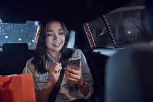 Grab memperkenalkan layanan teranyar "GreenLine Taxi Powered by Grab" sebagai taksi konvensional pelat kuning yang sudah dibekali teknologi