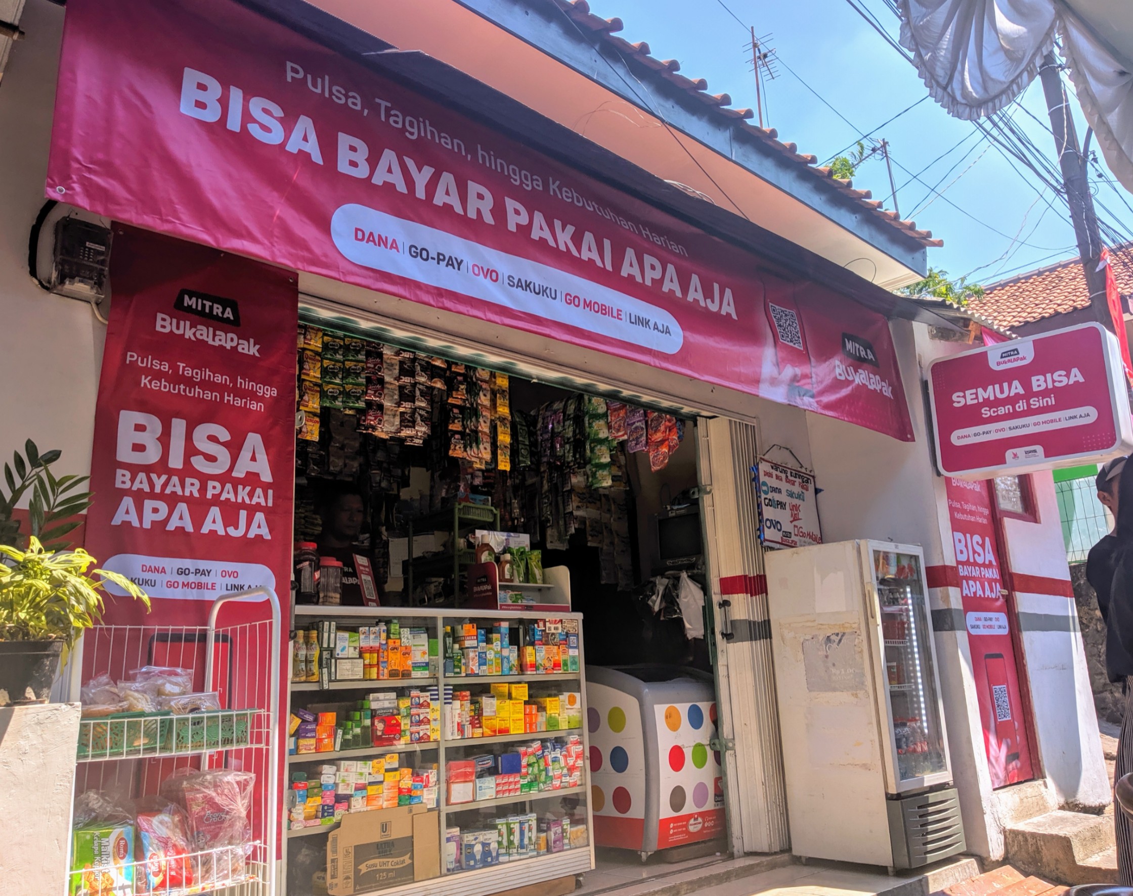 Bukalapak meresmikan implementasi sistem pembayaran QRIS (Quick Response Code Indonesian Standard) di 1000 Mitra Bukalapak, yang tersebar di Kemang, Jakarta