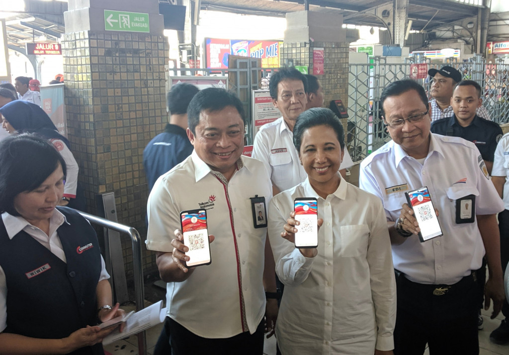 LinkAja mulai uji coba sebagai metode pembayaran nontunai untuk tiket KRL di 200 gate yang tersebar di 80 stasiun di Jabodetabek