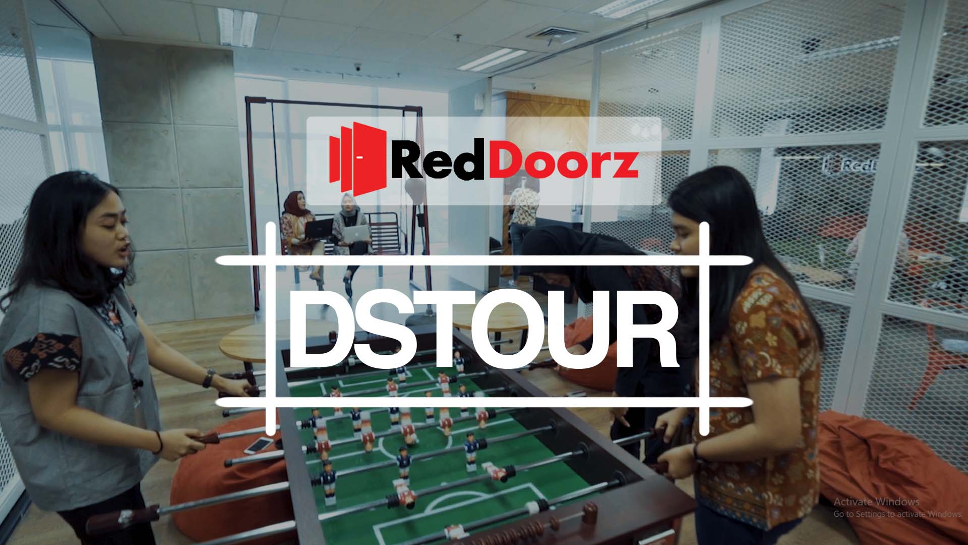 Kantor RedDoorz Indonesia mengedepankan konsep "open working space" dengan "mock up room" berupa kamar hotel