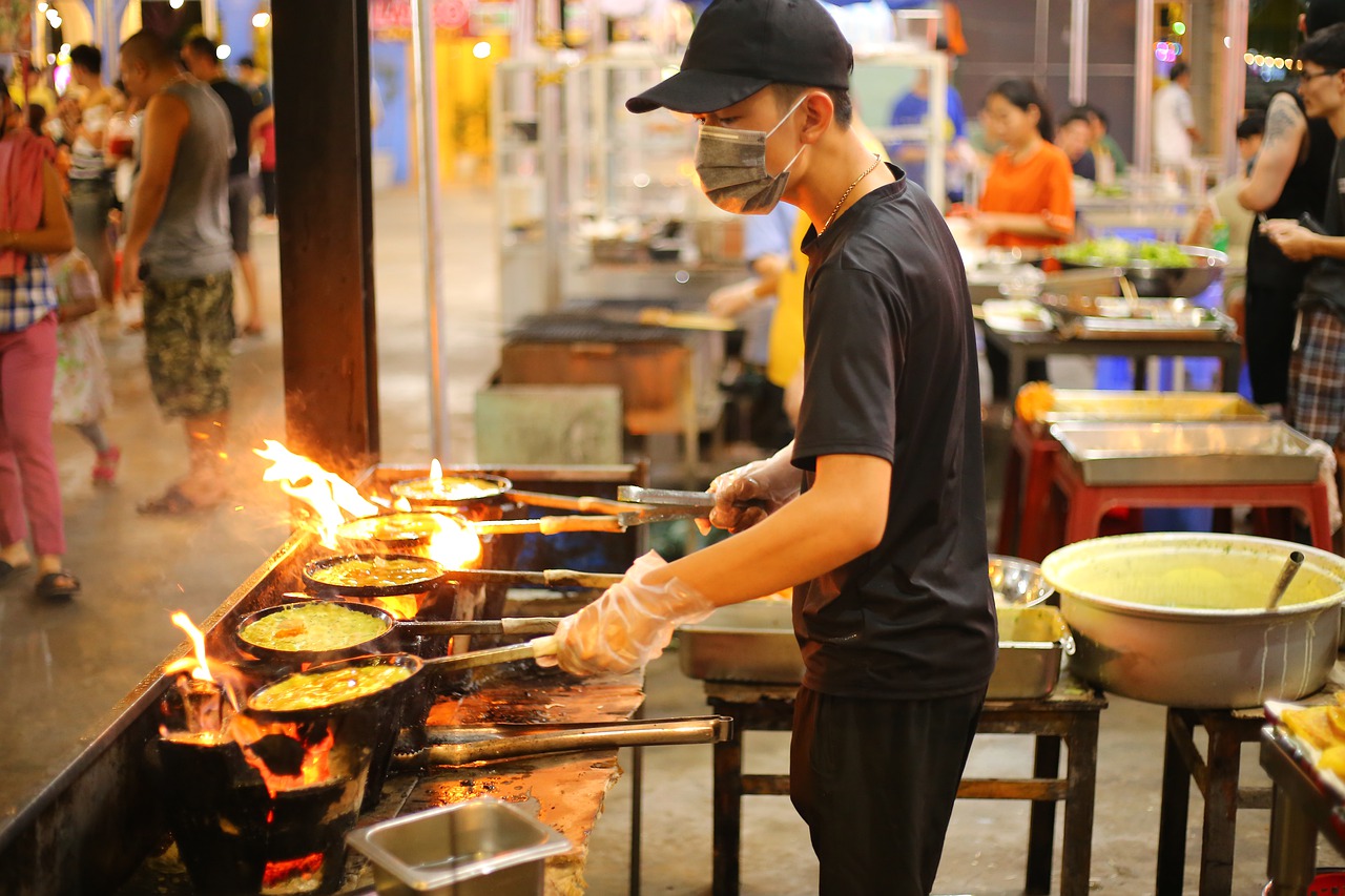 Teknologi berperan penting dalam revolusi bisnis makanan. Di Indonesia gelombang ini dimulai ketika Gojek memperkenalkan layanan pesan antar GoFood.