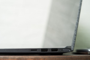 Review-Lenovo-Yoga-Slim-7i-Fabric-Cover-4