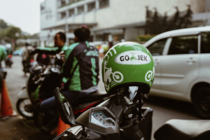 Baik Grab maupun Gojek telah membantah laporan tentang merger. Pengawas, investor, pedagang, dan pengguna semuanya punya pertimbangan