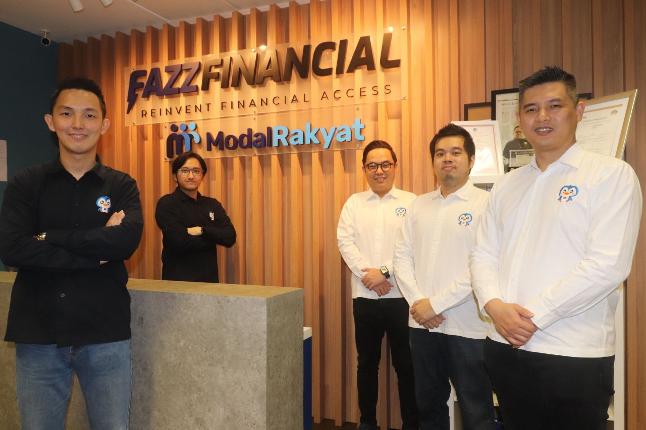 (ki-ka) Hendra Kwik (Direktur Utama Fazz Financial Group, CEO PAYFAZZ, dan Komisaris Modal Rakyat), Wafa Taftazani (Komisaris Utama Modal Rakyat), Hendoko (CEO Modal Rakyat), Stanislaus MC Tandelilin (Presiden dan Direktur Modal Rakyat), Christian Hanggra (CTO Modal Rakyat) / Modal Rakyat