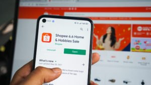 penampilan aplikasi shopee di smartphone dan laptop