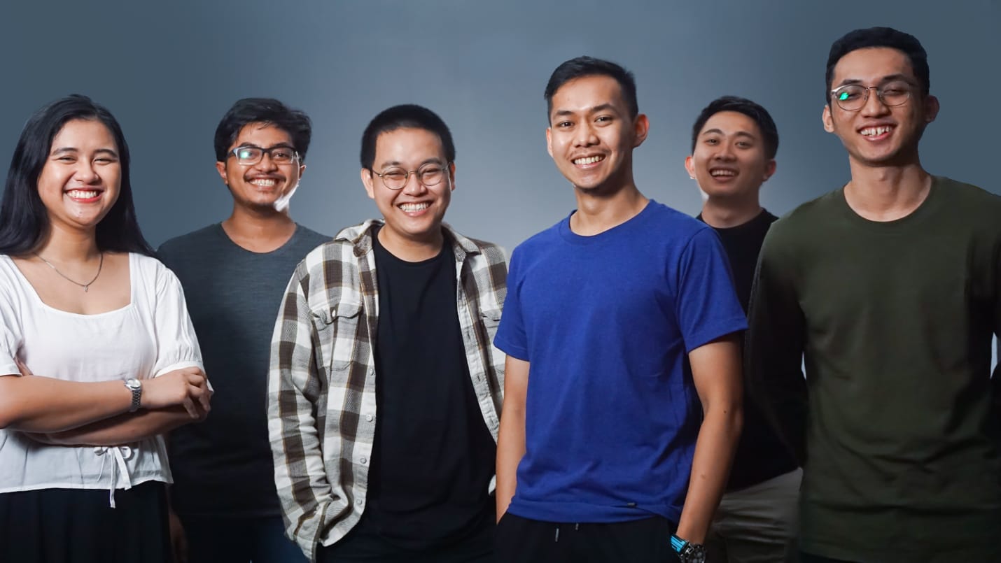 Co-founder Afiq Shofy Ramadhan dan Rahmat Albariqi (tengah) dengan tim Paras Digital