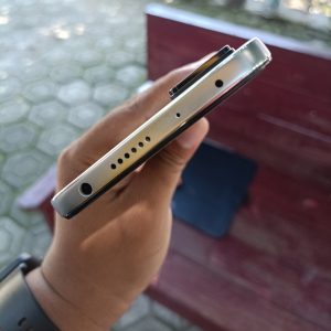 Sisi-atas-Xiaomi-Redmi-Note-11-Pro