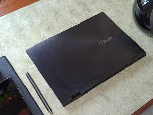 Bagian depan ASUS Zenbook 14 Flip OLED UN5401