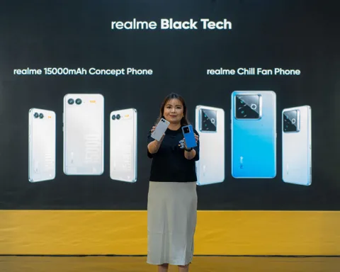 Krisva Angnieszca - PR Lead realme Indonesia bersama realme Black Tech di 828 Fan Festival