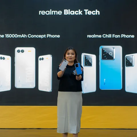 Krisva Angnieszca - PR Lead realme Indonesia bersama realme Black Tech di 828 Fan Festival