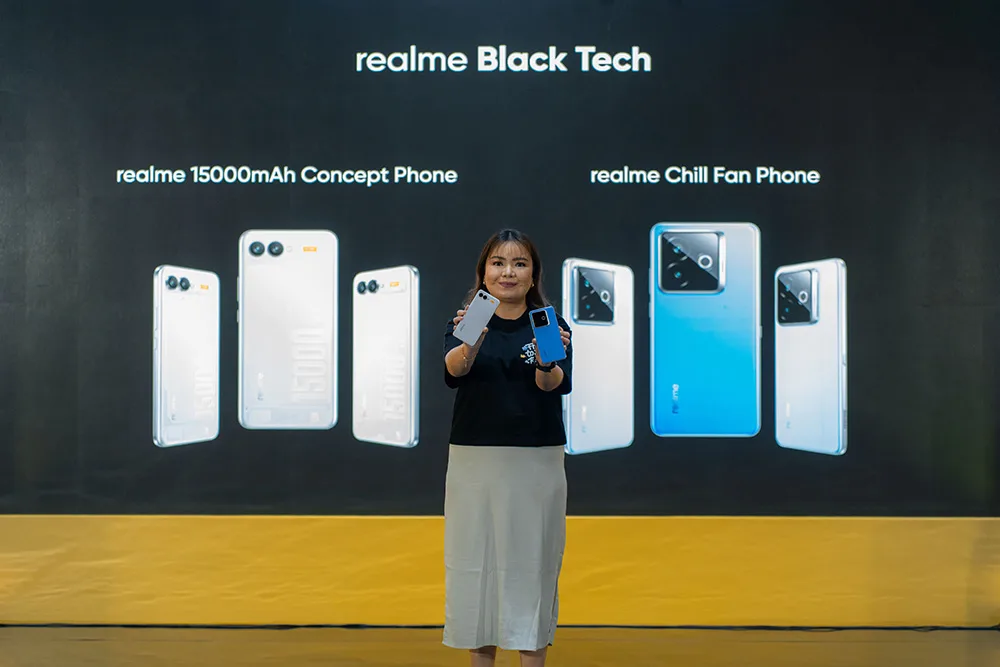 Krisva Angnieszca - PR Lead realme Indonesia bersama realme Black Tech di 828 Fan Festival